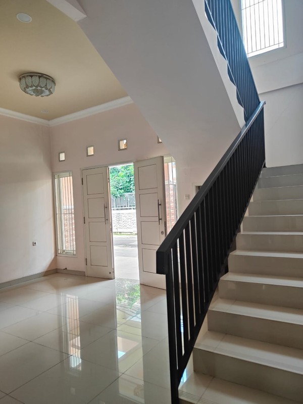 Rumah Mewah 2 Lantai dengan Carport Luas dan Balkon - Desain Modern Minimalis