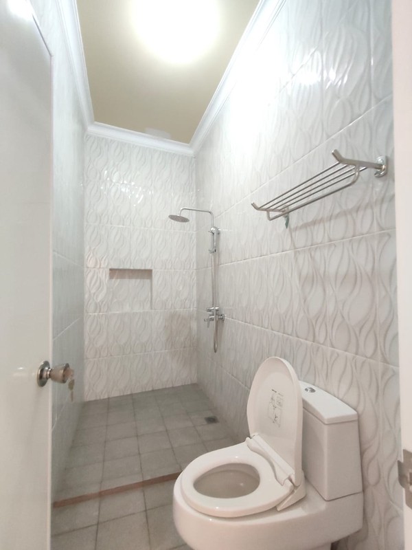 Rumah Mewah 2 Lantai dengan Carport Luas dan Balkon - Desain Modern Minimalis