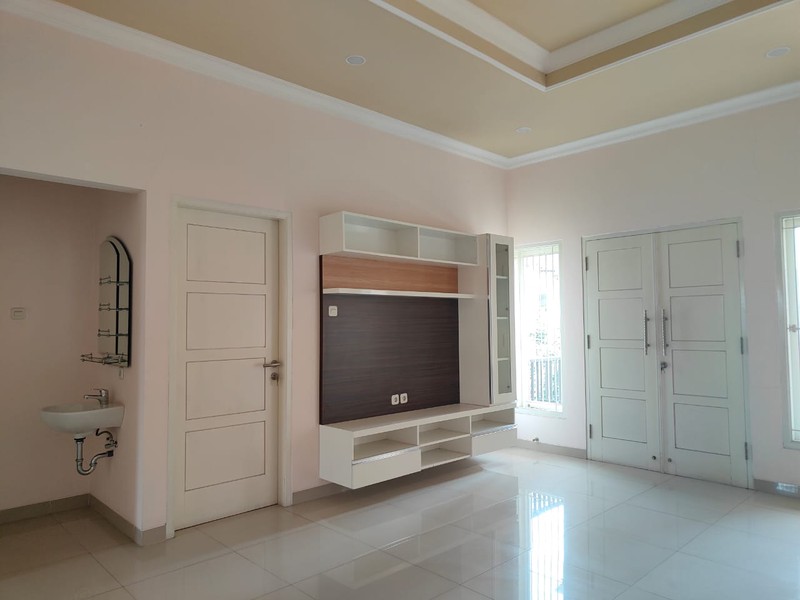 Rumah Mewah 2 Lantai dengan Carport Luas dan Balkon - Desain Modern Minimalis