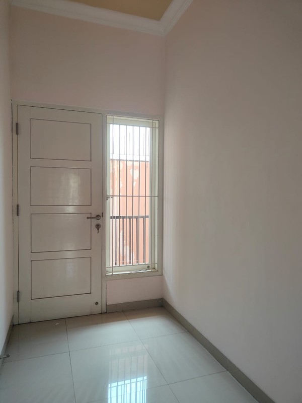 Rumah Mewah 2 Lantai dengan Carport Luas dan Balkon - Desain Modern Minimalis