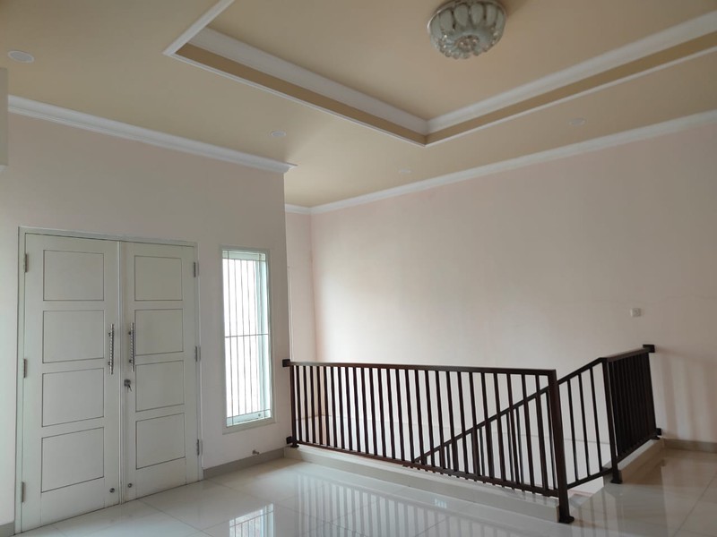 Rumah Mewah 2 Lantai dengan Carport Luas dan Balkon - Desain Modern Minimalis