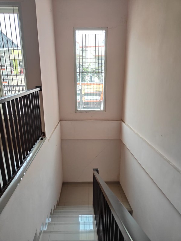 Rumah Mewah 2 Lantai dengan Carport Luas dan Balkon - Desain Modern Minimalis