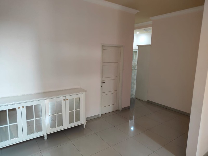 Rumah Mewah 2 Lantai dengan Carport Luas dan Balkon - Desain Modern Minimalis