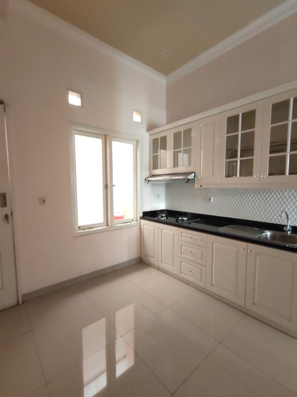 Rumah Mewah 2 Lantai dengan Carport Luas dan Balkon - Desain Modern Minimalis