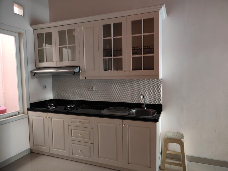 Rumah Mewah 2 Lantai dengan Carport Luas dan Balkon - Desain Modern Minimalis