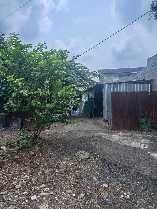Tanah Komersial 1.400 m² dengan Gudang - Lokasi Strategis di Jakarta Timur
