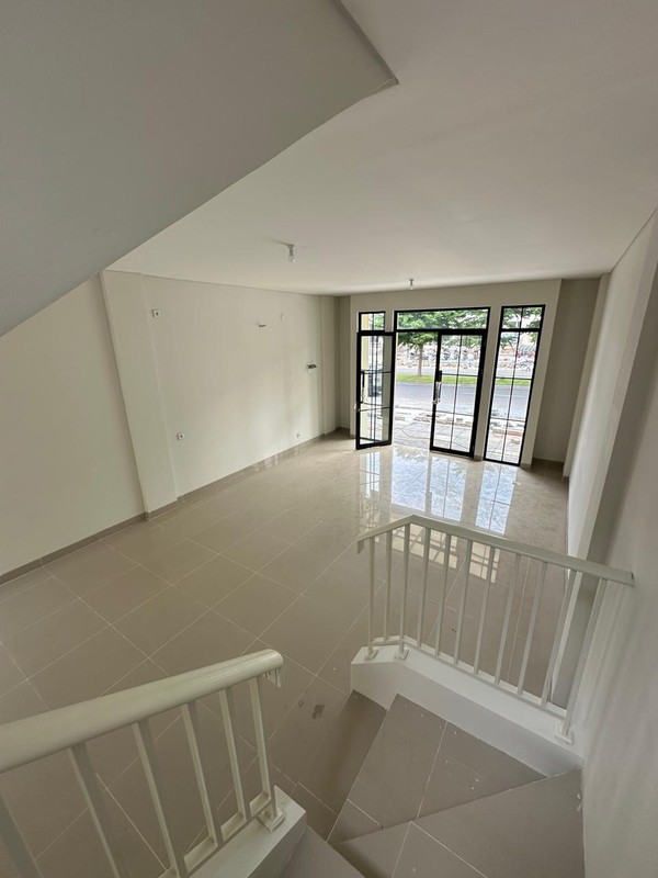 Disewakan Ruko Siap Huni Strategis di Wisata Bukit Mas London Wiyung