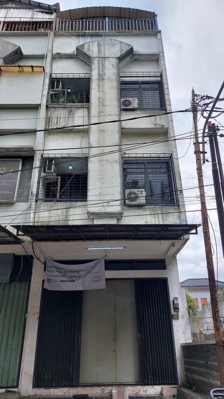 Ruko 4 Lantai Lokasi Strategis Dekat Alun-Alun Kota Bandung dengan 5 Kamar Kost 