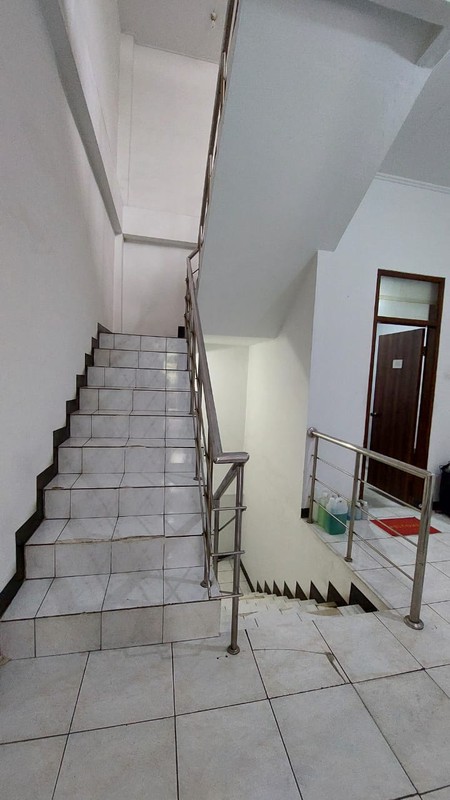 Ruko 4 Lantai Lokasi Strategis Dekat Alun-Alun Kota Bandung dengan 5 Kamar Kost 