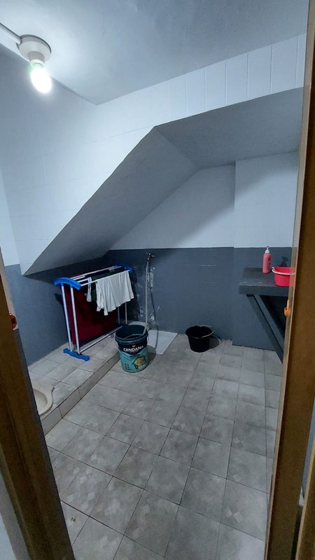 Ruko 4 Lantai Lokasi Strategis Dekat Alun-Alun Kota Bandung dengan 5 Kamar Kost 