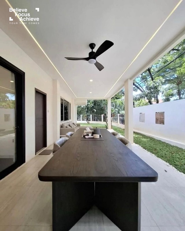 Rumah Hook 2 Lantai di Kebayoran Baru - Luas, Prestisius, dan Penuh Potensi