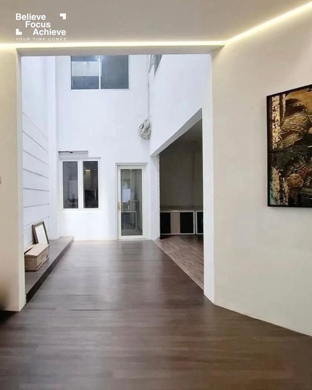 Rumah Hook 2 Lantai di Kebayoran Baru - Luas, Prestisius, dan Penuh Potensi