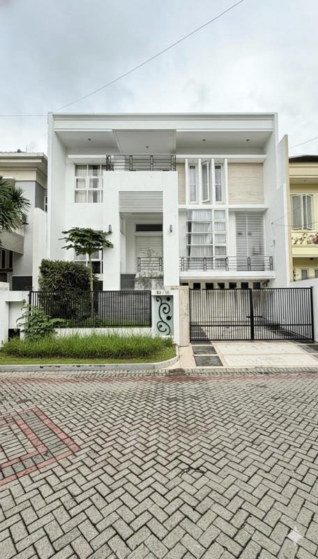 DIJUAL RUMAH MODERN 3 LANTAI ARAYA 1 GALAXY BUMI PERMAI SURABAYA