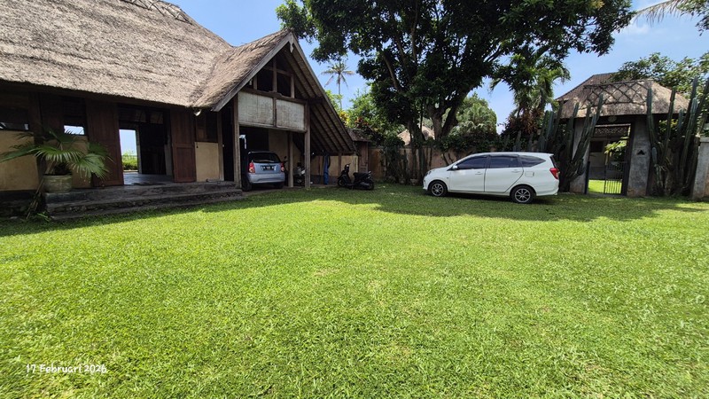 For Sale - 16.6 Are Land With House & Swimming Pool - Bona, Gianyar