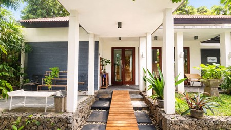 Rumah di Rempoa Ciputat  dengan Halaman Yang Luas