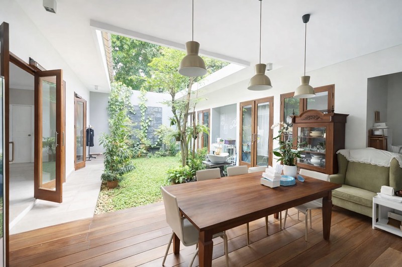 Rumah di Rempoa Ciputat  dengan Halaman Yang Luas