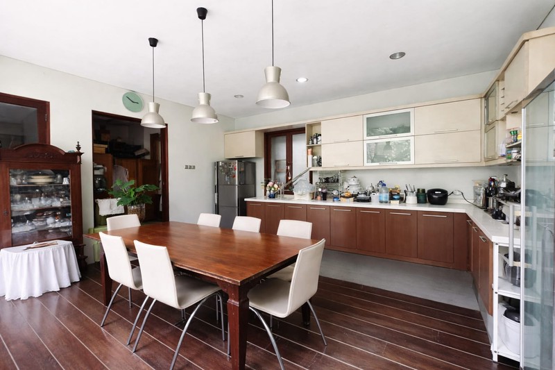 Rumah di Rempoa Ciputat  dengan Halaman Yang Luas