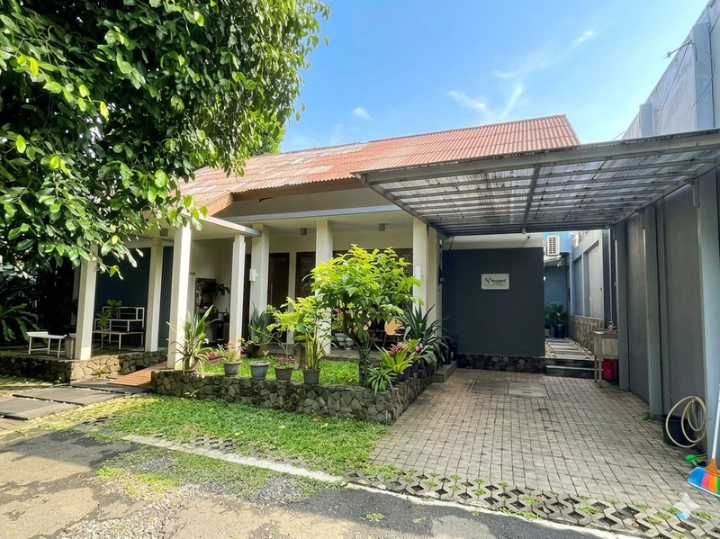 Rumah di Rempoa Ciputat  dengan Halaman Yang Luas