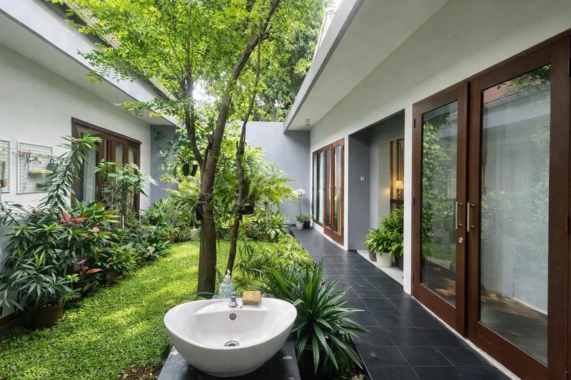 Rumah di Rempoa Ciputat  dengan Halaman Yang Luas