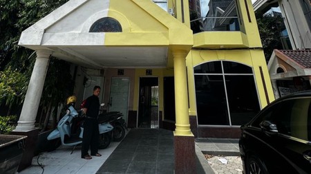 MURAH Rp.3 Milyaran Dijual Ruko Hr. Muhammad- Ruko Taman Beverly -Modern 3 Lantai Surabaya Barat Spesial Lebar 7 Meter- Parkiran Mobil Luas Dekat Sekolah Merlion, Pakuwon Mall, Akses Tol Satelit Cocok