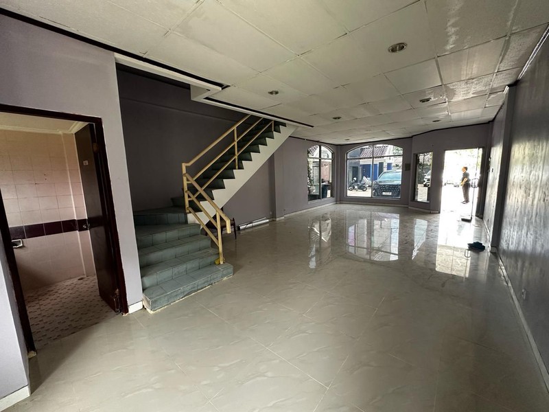 MURAH Rp.3 Milyaran Dijual Ruko Hr. Muhammad- Ruko Taman Beverly -Modern 3 Lantai Surabaya Barat Spesial Lebar 7 Meter- Parkiran Mobil Luas Dekat Sekolah Merlion, Pakuwon Mall, Akses Tol Satelit Cocok