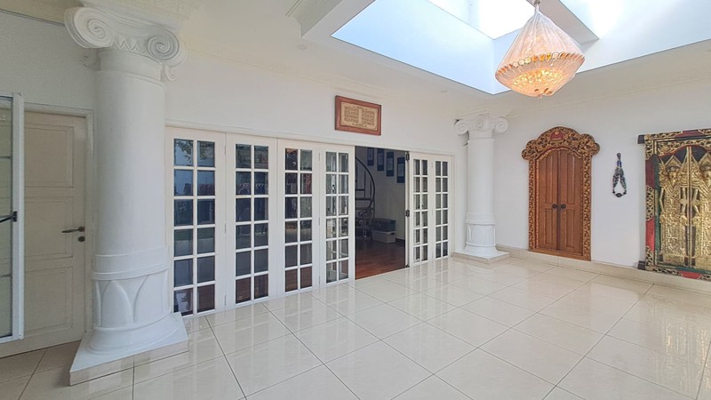 Rumah Mewah Elegan di Legenda Wisata Cibubur, dekat Kota Wisata