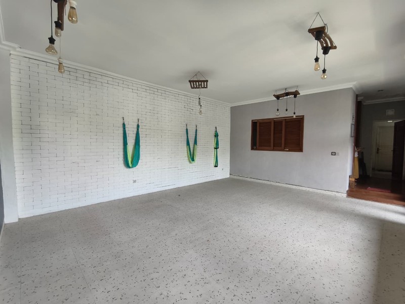 Rumah HOEK di Taman Giri Loka BSD City, bisa parkir 7 mobil