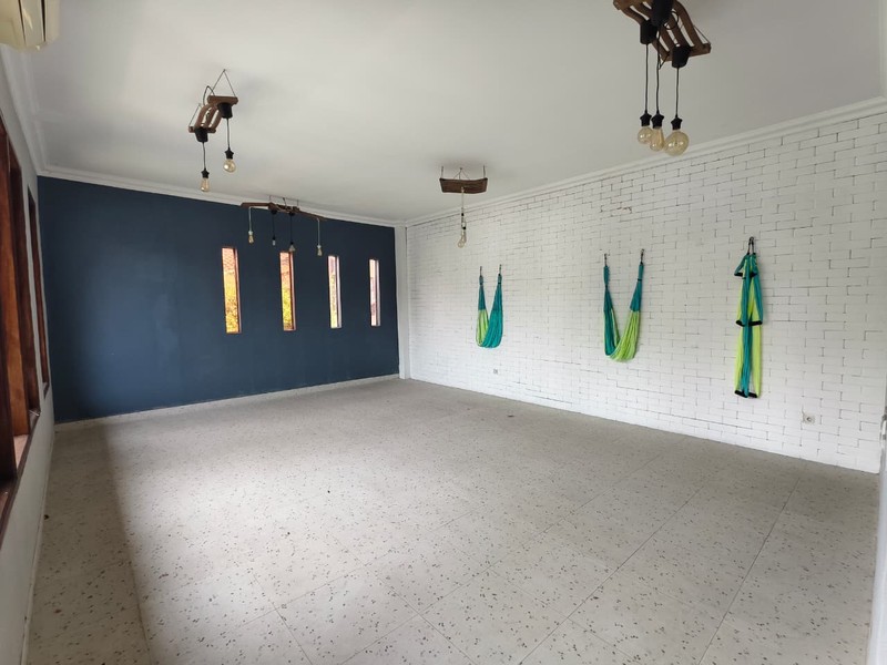 Rumah HOEK di Taman Giri Loka BSD City, bisa parkir 7 mobil