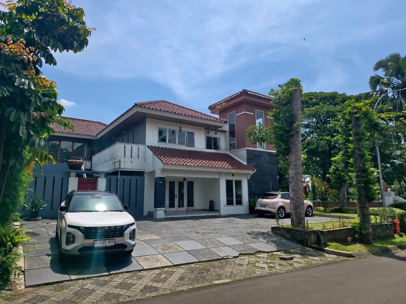 Rumah HOEK di Taman Giri Loka BSD City, bisa parkir 7 mobil