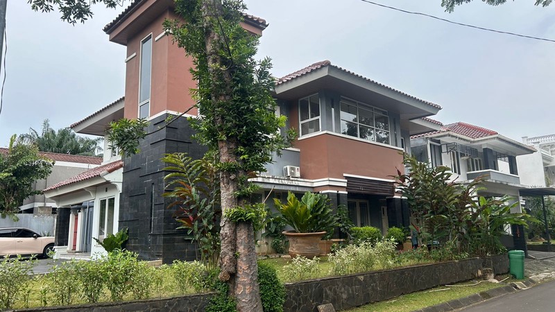 Rumah HOEK di Taman Giri Loka BSD City, bisa parkir 7 mobil