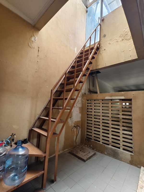 Rumah HOEK di Taman Giri Loka BSD City, bisa parkir 7 mobil