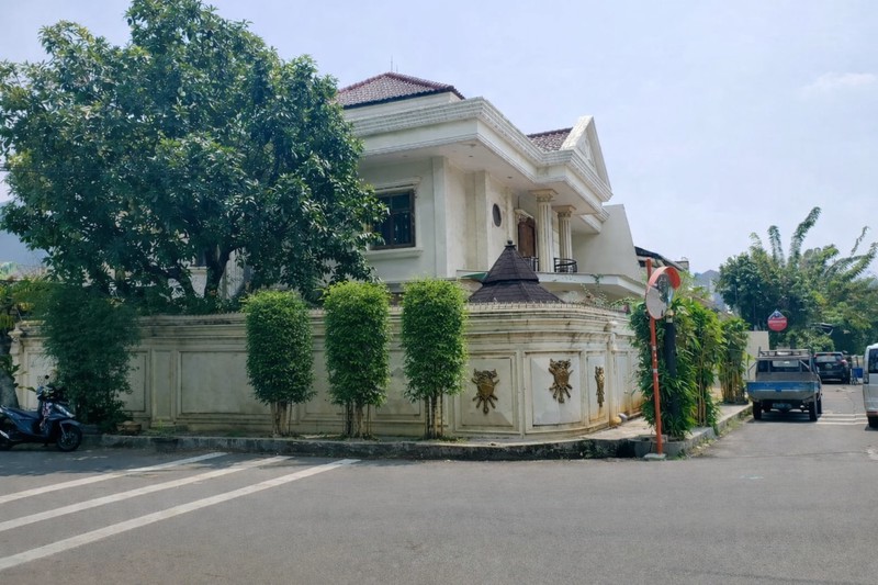 Rumah hoek desain klasik di Kelapa Sawit Raya, Kelapa Gading
