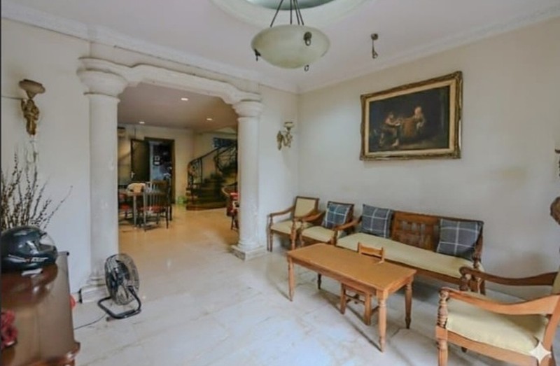 Rumah hoek desain klasik di Kelapa Sawit Raya, Kelapa Gading