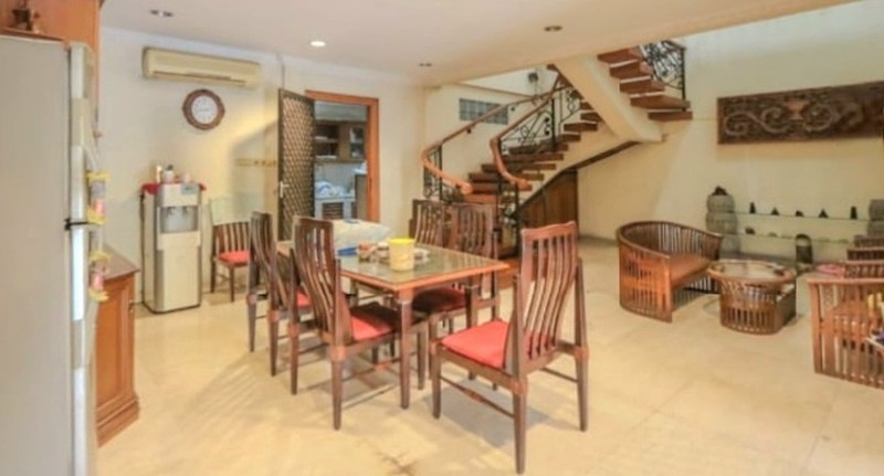 Rumah hoek desain klasik di Kelapa Sawit Raya, Kelapa Gading