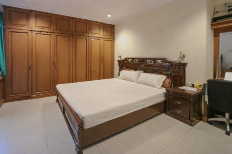 Rumah hoek desain klasik di Kelapa Sawit Raya, Kelapa Gading