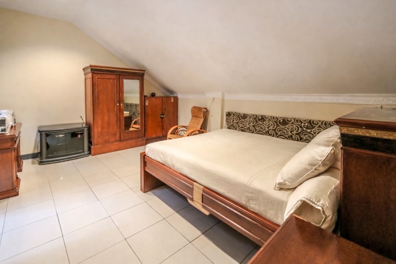 Rumah hoek desain klasik di Kelapa Sawit Raya, Kelapa Gading