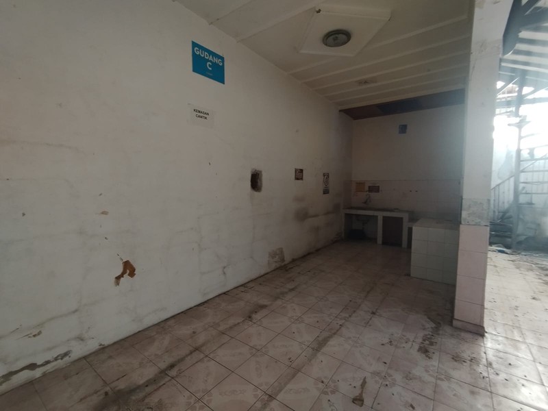 Disewakan Ruang Usaha Strategis 2 Lantai di Jl. Godean Sleman Luas & Siap Pakai, Nogotirto, Gamping, Sleman