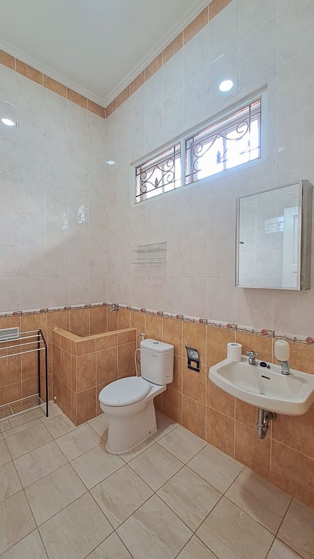 Rumah Mewah Elegan di Legenda Wisata Cibubur, dekat Kota Wisata