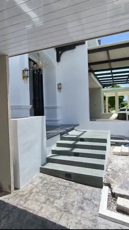 7 Milyar-an Dijual Rumah Baru Pakuwon Indah The Mansion - New American Classic Surabaya Barat - Spesial Attic Rooftop Desain 3 Lantai - Strategis lokasi dekat Pakuwon Mall, Graha Family , Citraland 