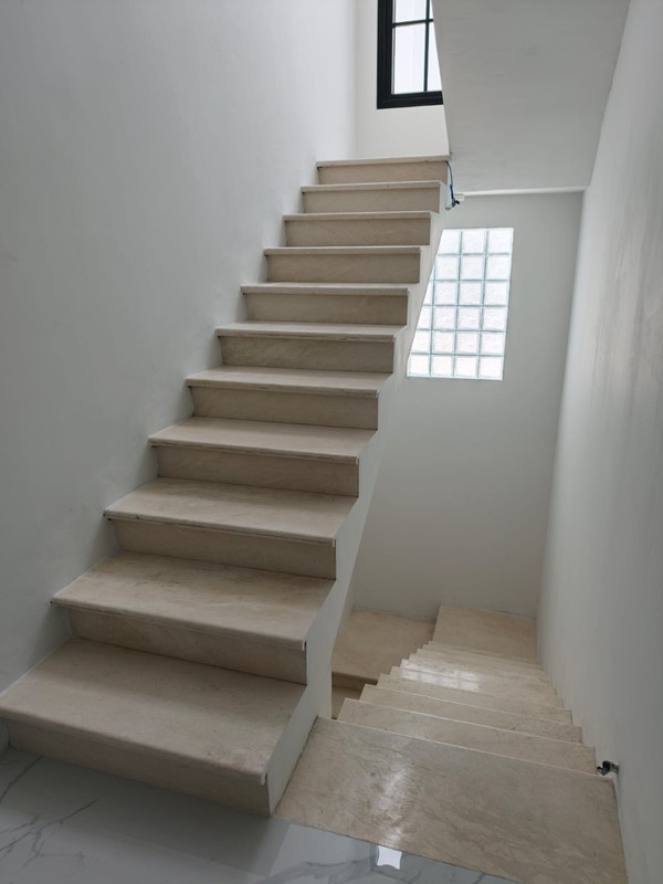 7 Milyar-an Dijual Rumah Baru Pakuwon Indah The Mansion - New American Classic Surabaya Barat - Spesial Attic Rooftop Desain 3 Lantai - Strategis lokasi dekat Pakuwon Mall, Graha Family , Citraland 