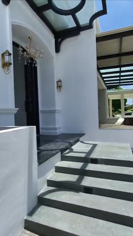 7 Milyar-an Dijual Rumah Baru Pakuwon Indah The Mansion - New American Classic Surabaya Barat - Spesial Attic Rooftop Desain 3 Lantai - Strategis lokasi dekat Pakuwon Mall, Graha Family , Citraland 