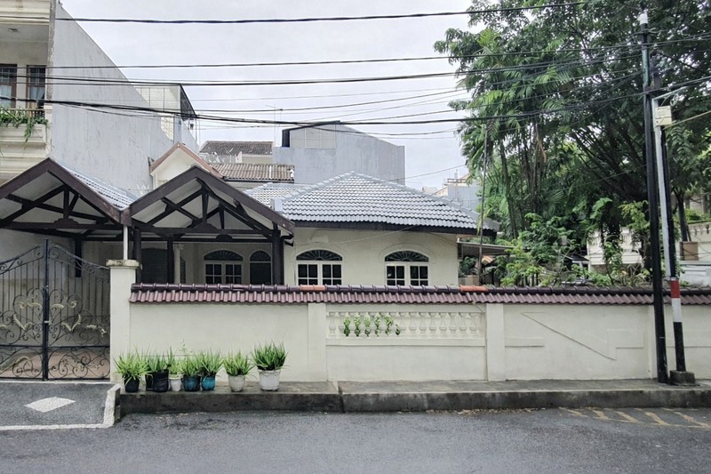 Rumah hoek luas di Pelepah Hijau / Janur Hijau, Kelapa Gading. Rumah lama sudah renovasi. Rapih terawat. 