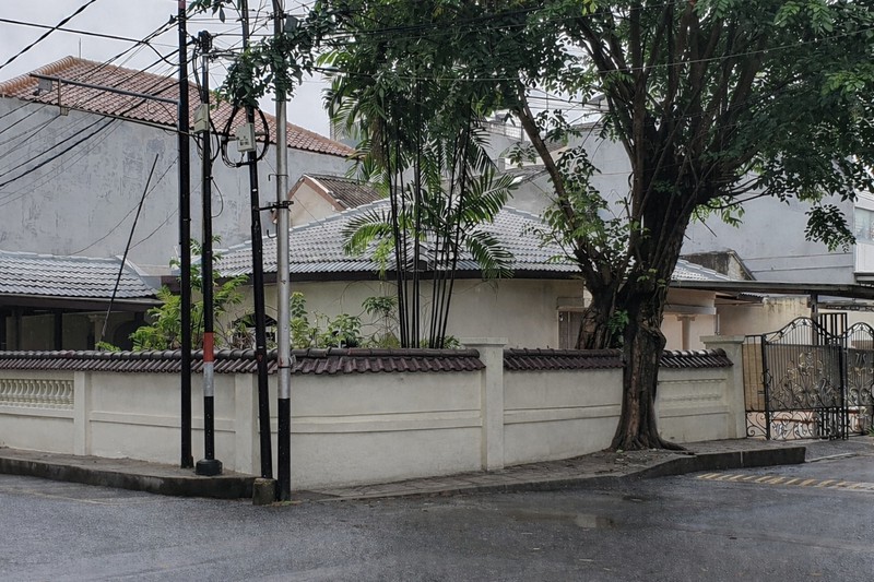Rumah hoek luas di Pelepah Hijau / Janur Hijau, Kelapa Gading. Rumah lama sudah renovasi. Rapih terawat. 