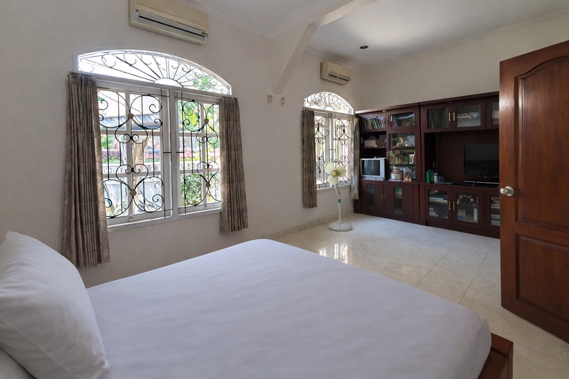 Rumah hoek luas di Pelepah Hijau / Janur Hijau, Kelapa Gading. Rumah lama sudah renovasi. Rapih terawat. 