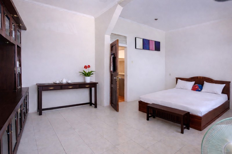 Rumah hoek luas di Pelepah Hijau / Janur Hijau, Kelapa Gading. Rumah lama sudah renovasi. Rapih terawat. 