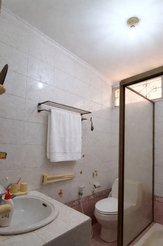 Rumah hoek luas di Pelepah Hijau / Janur Hijau, Kelapa Gading. Rumah lama sudah renovasi. Rapih terawat. 