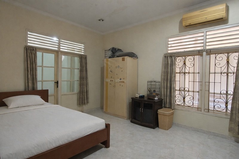 Rumah hoek luas di Pelepah Hijau / Janur Hijau, Kelapa Gading. Rumah lama sudah renovasi. Rapih terawat. 