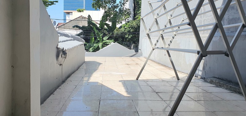 Rumah hoek luas di Pelepah Hijau / Janur Hijau, Kelapa Gading. Rumah lama sudah renovasi. Rapih terawat. 