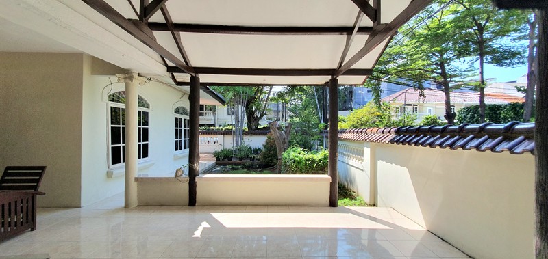 Rumah hoek luas di Pelepah Hijau / Janur Hijau, Kelapa Gading. Rumah lama sudah renovasi. Rapih terawat. 