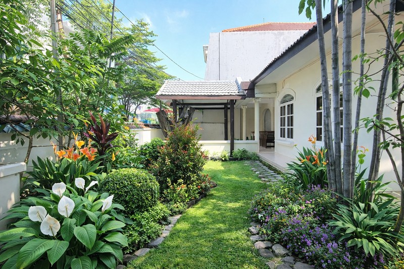 Rumah hoek luas di Pelepah Hijau / Janur Hijau, Kelapa Gading. Rumah lama sudah renovasi. Rapih terawat. 